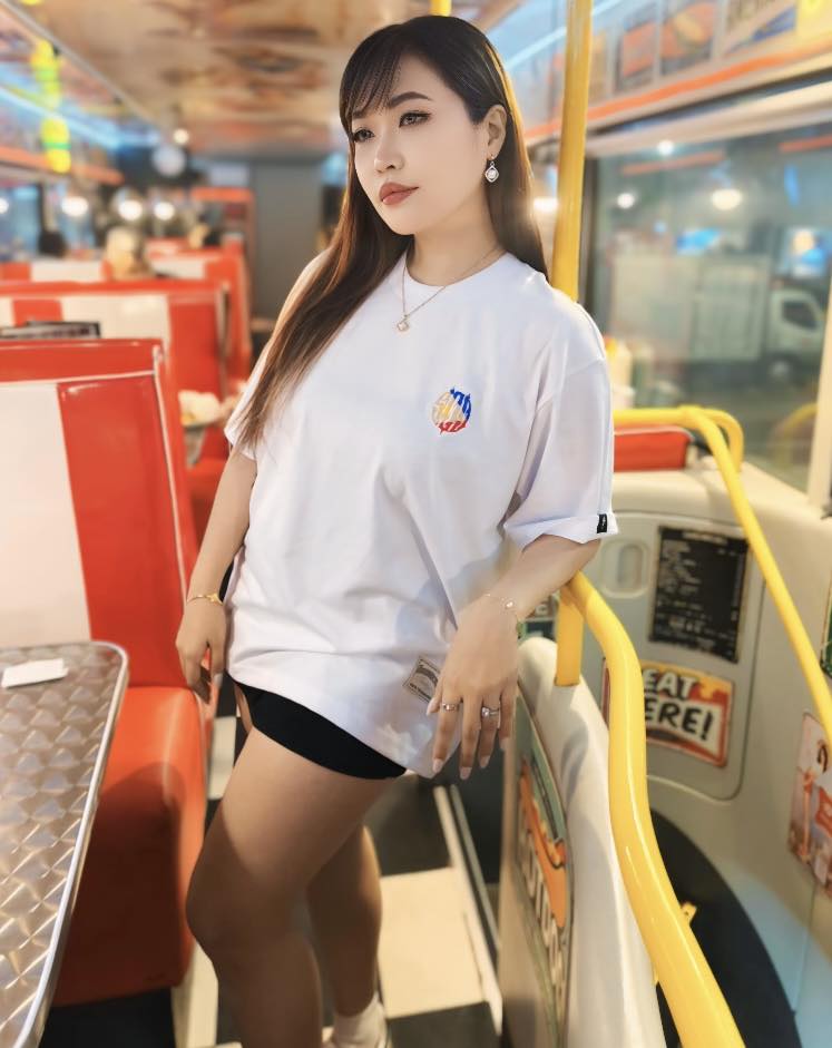 EMBROIDERED FLAG TEE | WHITE