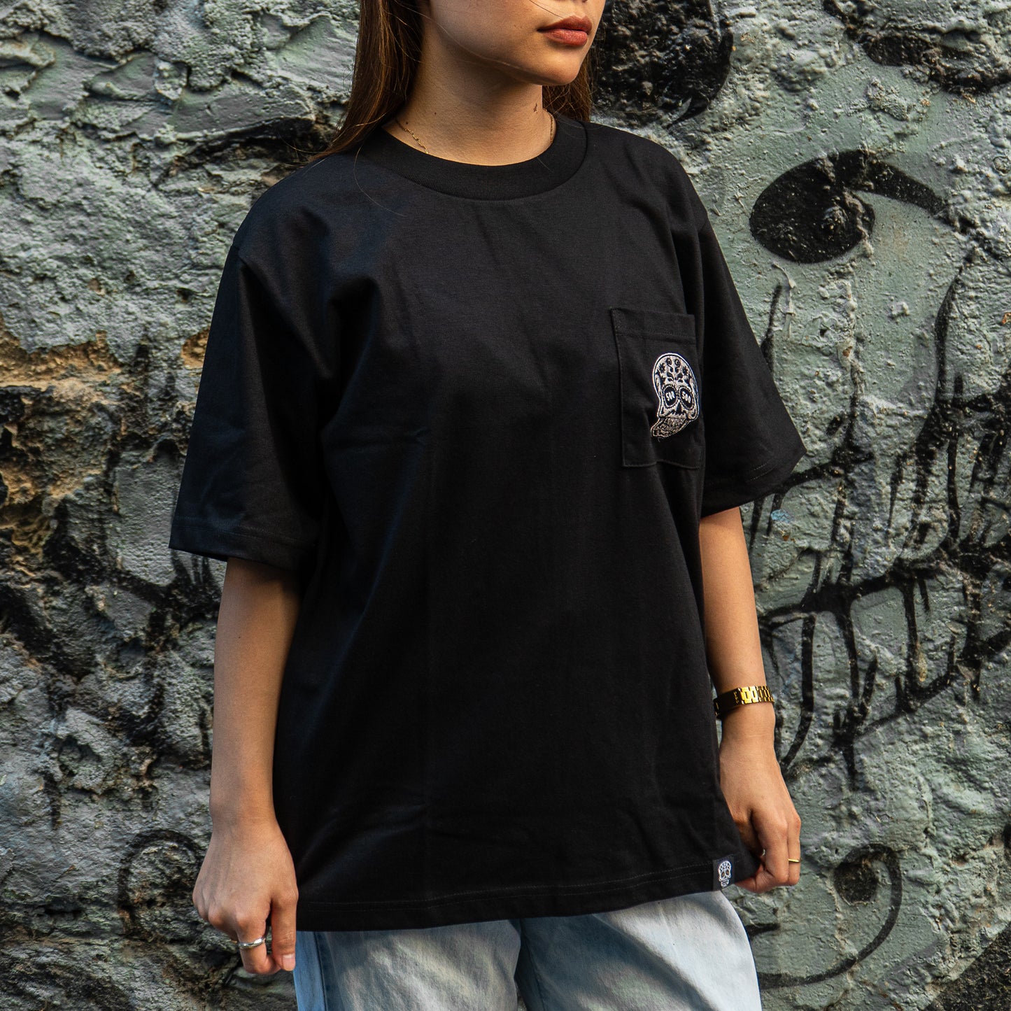 BLACK SQUARED POCKET TEE