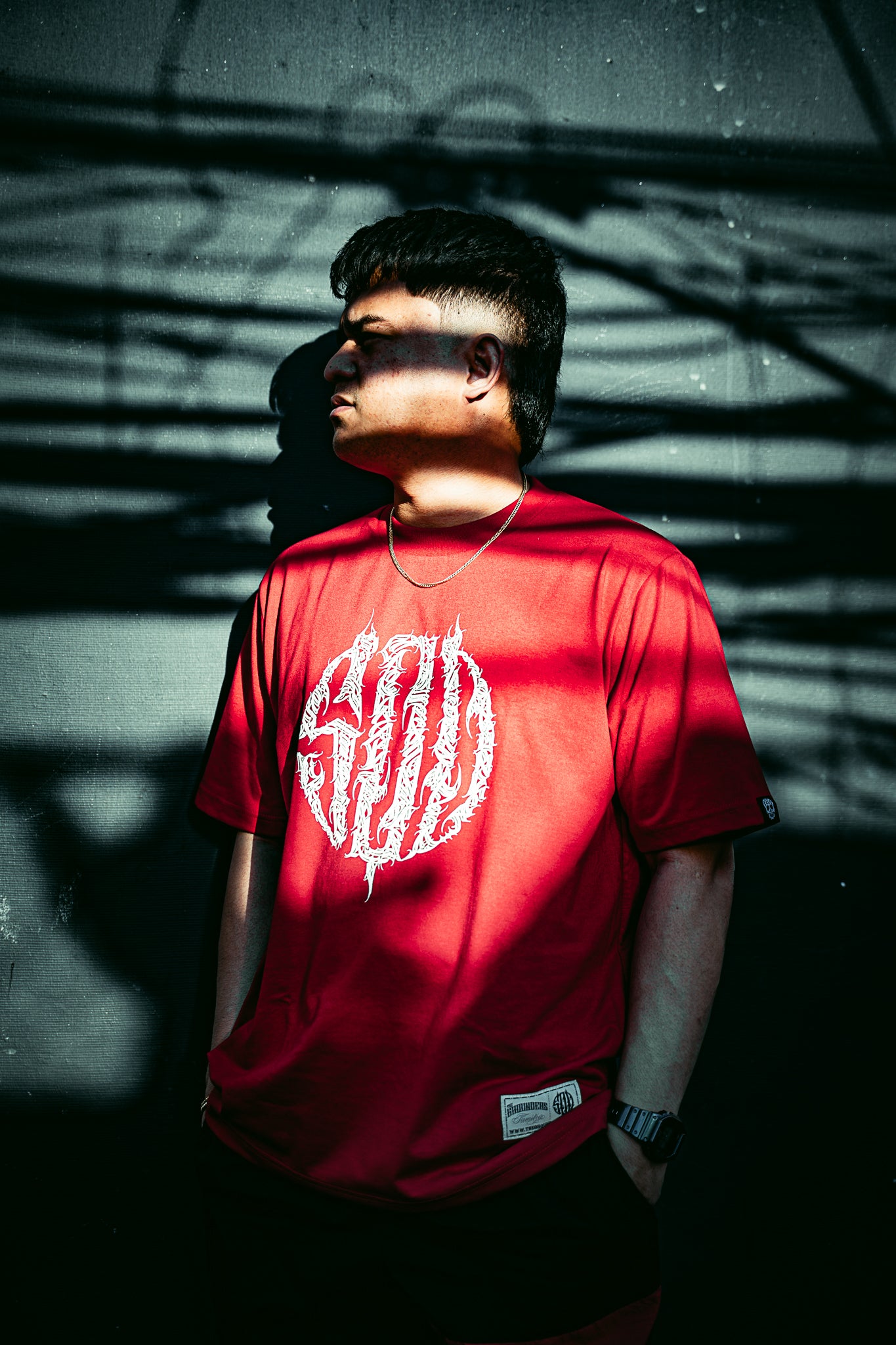 500 BRUSH GRAFFITTI LOGO RED TEE